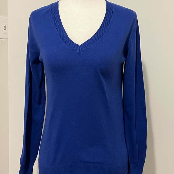 BUNDLE DEAL - 3 SWEATERS FOR $30 / ROYAL BLUE CREWNECK / V NECKS IN PINK & BROWN - Picture 2 of 12